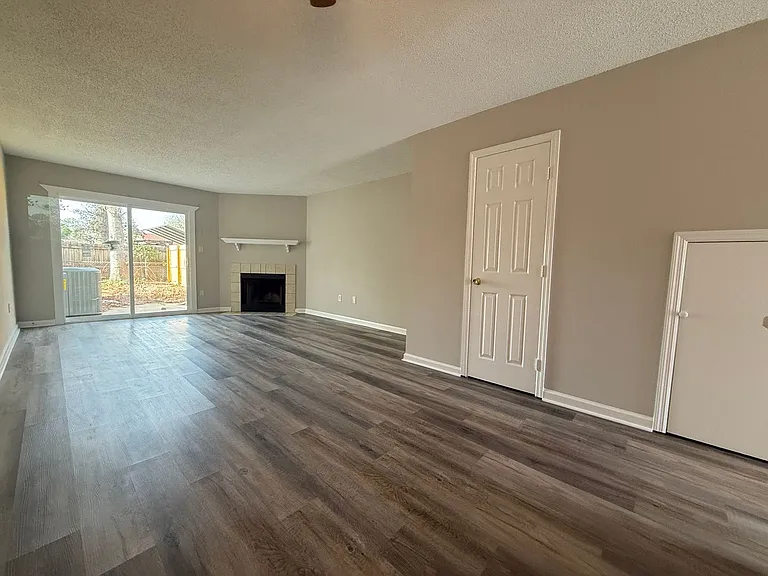 33 Londonberry Ln — Photo 5