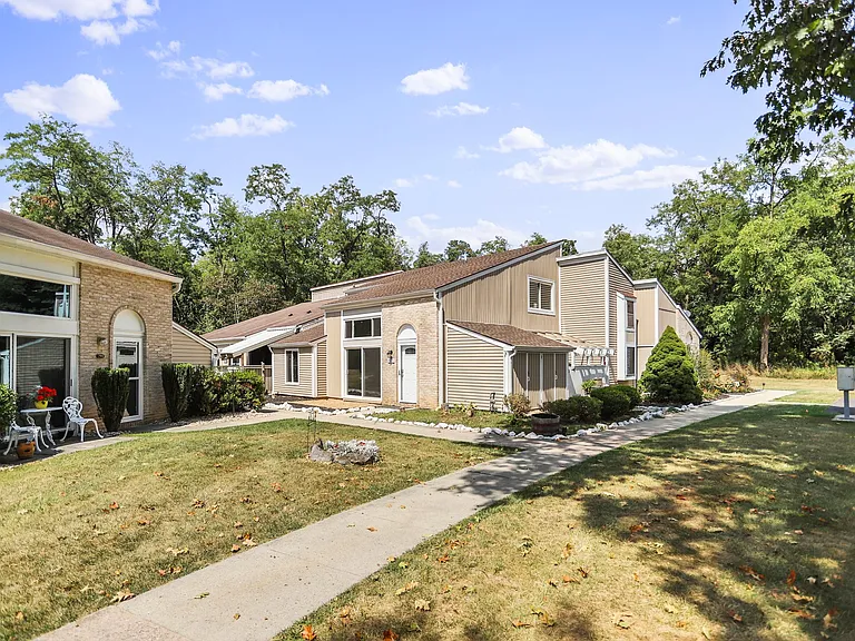 1523 Kensington Dr — Photo 22