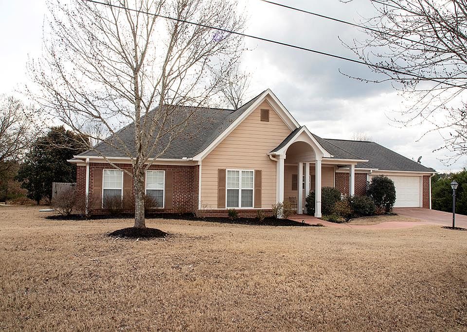 1st image of 131 Lakes Dr S