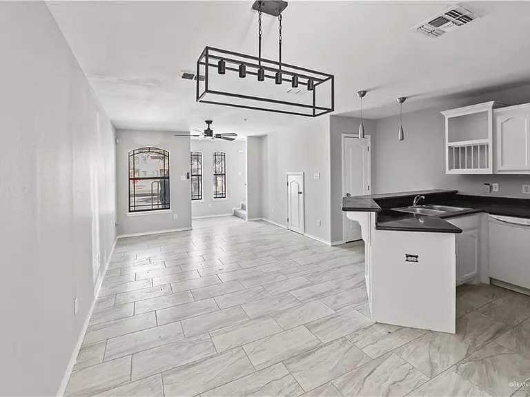 106 S 48th Ln — Photo 4