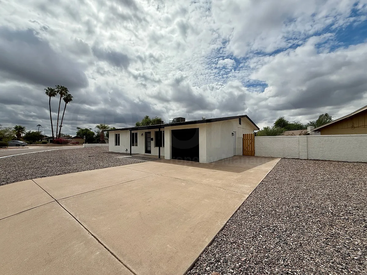 3 bed, 2.0 bath, 1662 sqft, $2,295 — Photo 2