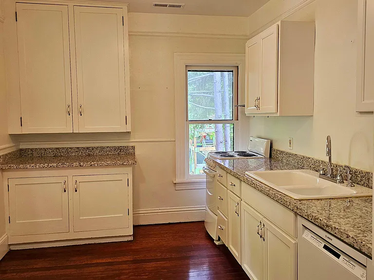 309 NE Graham St #A — Photo 16