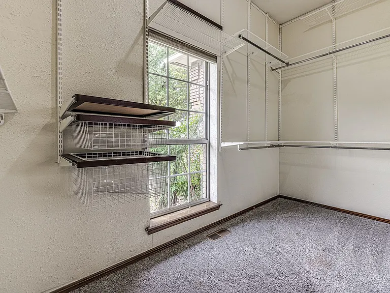 1104 Fox Lake Ln — Photo 29
