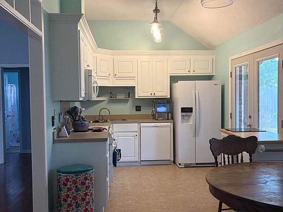 3rd image of 212 Cherrybark Ln