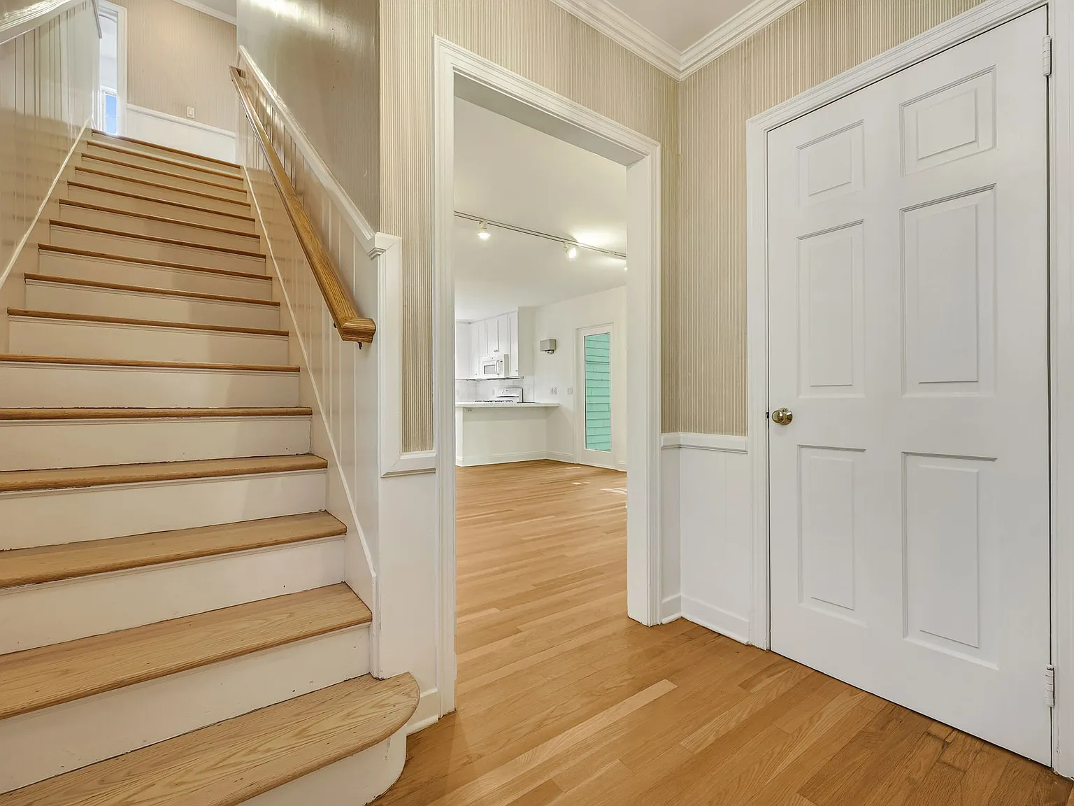 3 bed, 2.5 bath, 1512 sqft, $6,250 — Photo 4