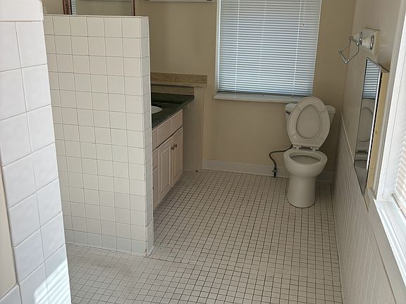5th image of 2315 Vine St #1