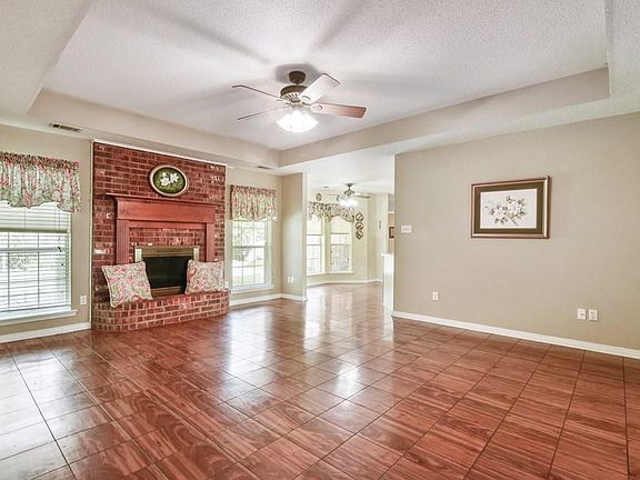 4th image of 100 Woodlark Cir