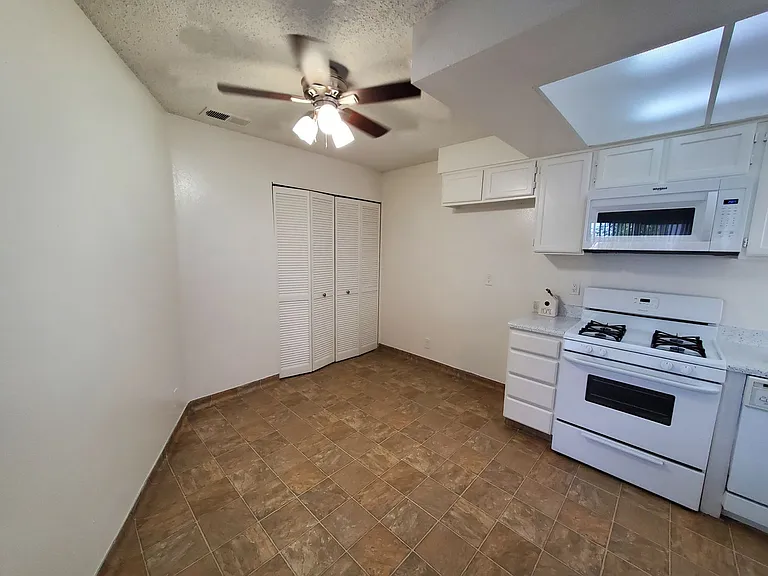 Farmdale Court Apartments — Photo 19