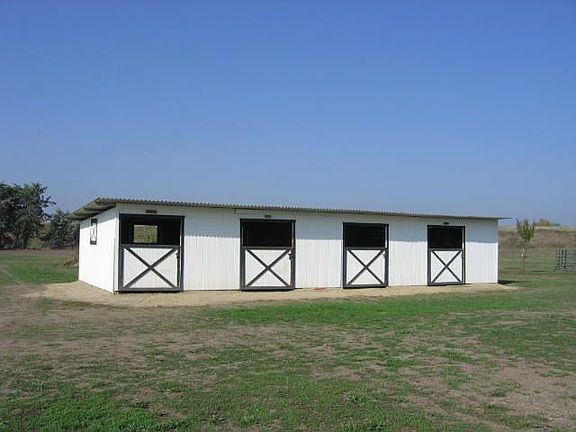 Newer 4-stall barn with mats