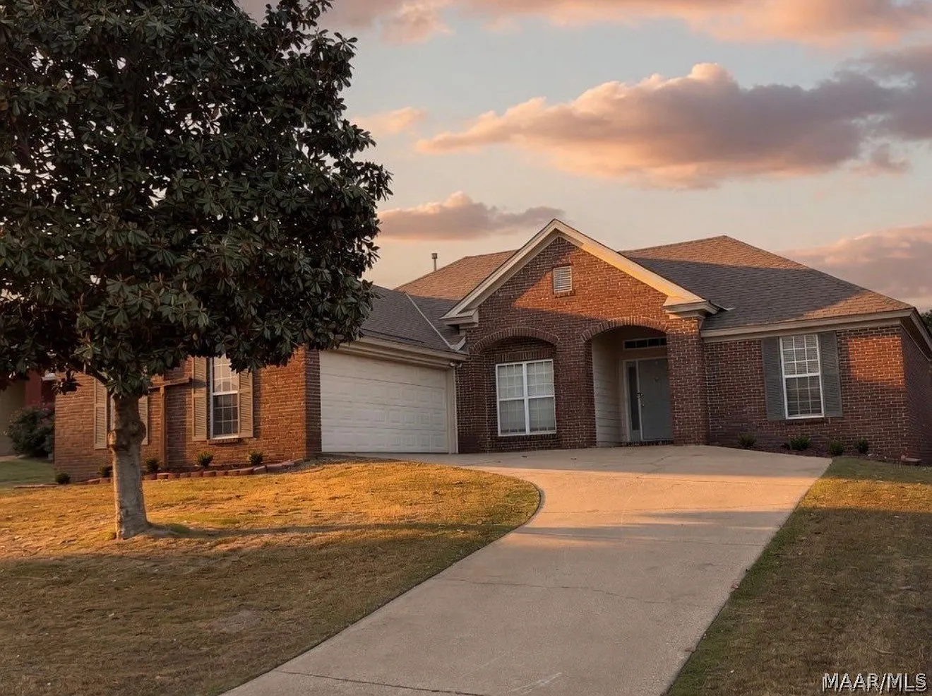 3 bed, 2.0 bath, 1937 sqft, $2,050 — Photo 1