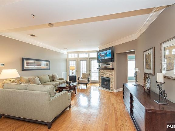 5th image of 6105 Harcourt Rd