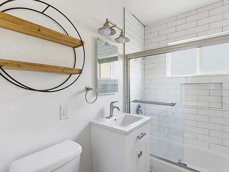 1676 Manning Ave — Photo 19