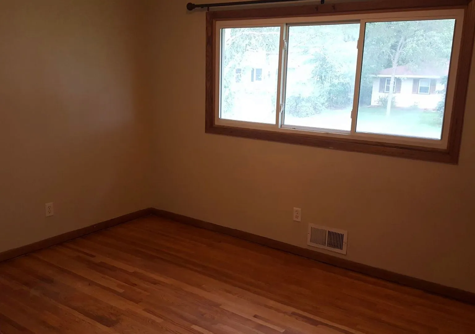 Stunning 3 Bedroom 2 Bathroom Home in St. Paul Park! — Photo 4