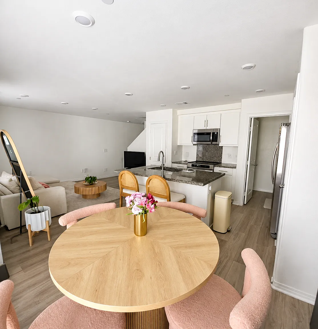 3 bed, 1410 sqft, $3,150 — Photo 4