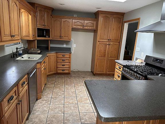 3rd image of 835 Strawberry Ln