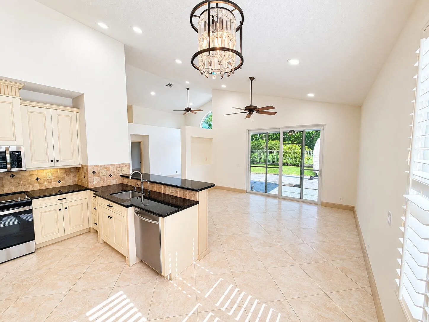3 bed, 2.0 bath, 1958 sqft, $4,800 — Photo 4