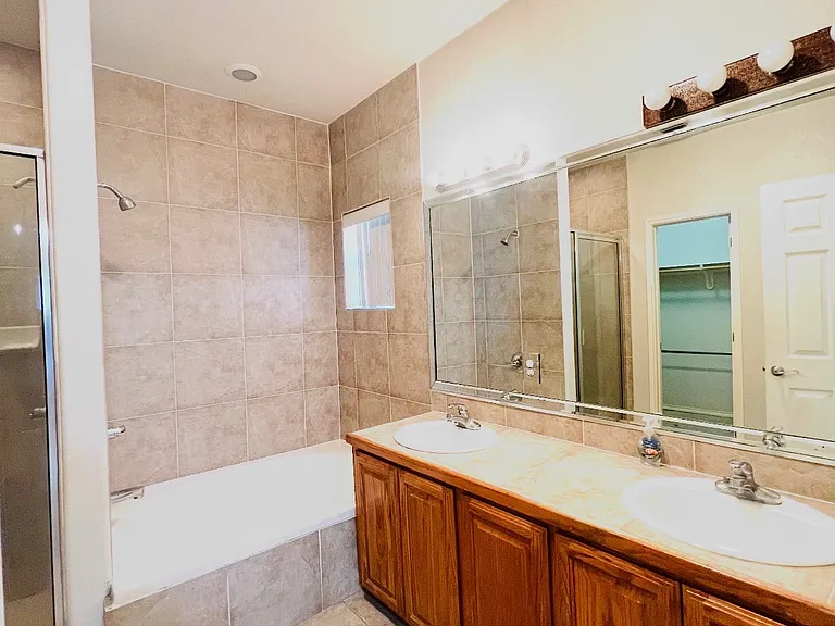 2822 Regency — Photo 18