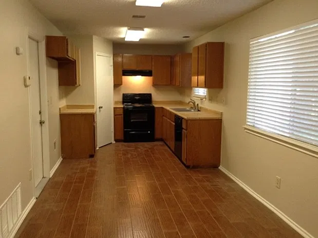 3 bed, 2.5 bath, 1404 sqft, $1,685 — Photo 3