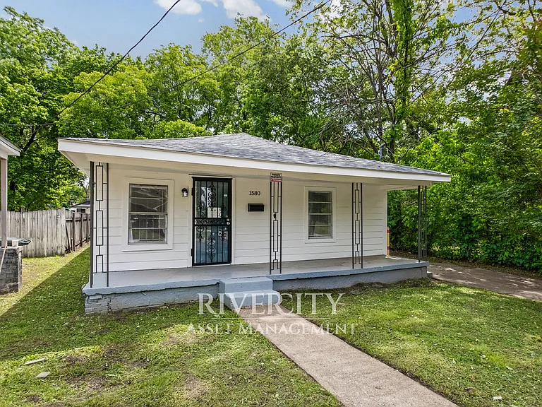 1580 Oriole St — Photo 2