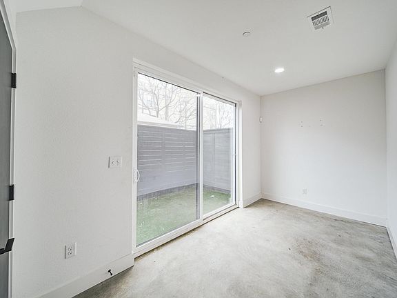 4th image of 2916 Hawthorne Ave #102