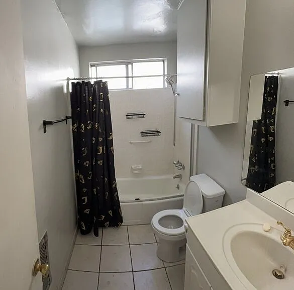 14218 Sylvan St #4 — Photo 5