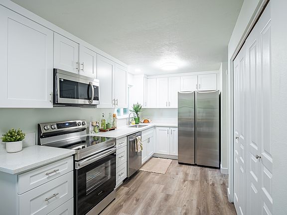 4th image of 16929 NE Glisan St #16929