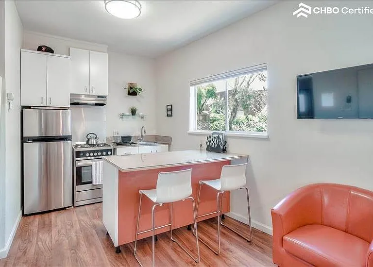 556 Vermont St — Photo 3