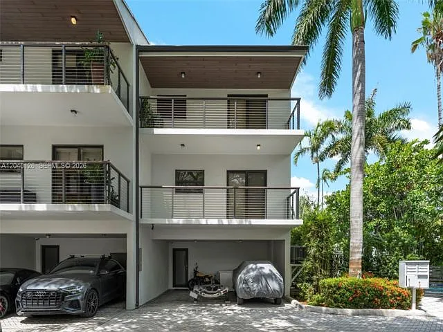 3 bed, 3.5 bath, 1850 sqft, $15,000 — Photo 3