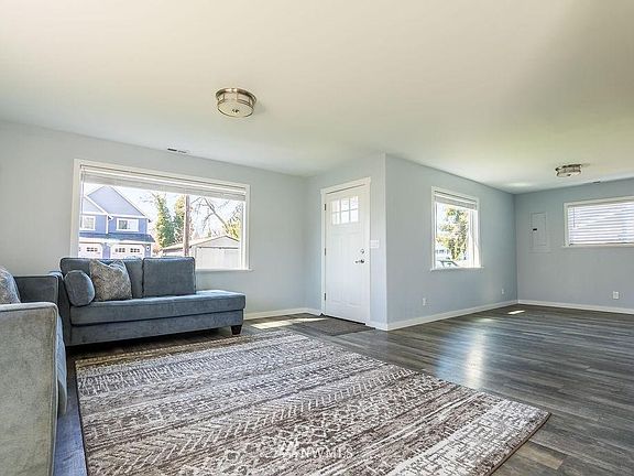 5th image of 106 Van Trump Ave NE