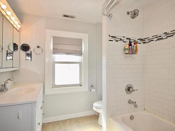 3rd image of 311 E Royal Forest Blvd