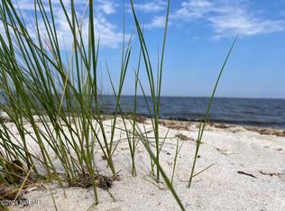 221 Garbacon Dr, Beaufort, NC 28516