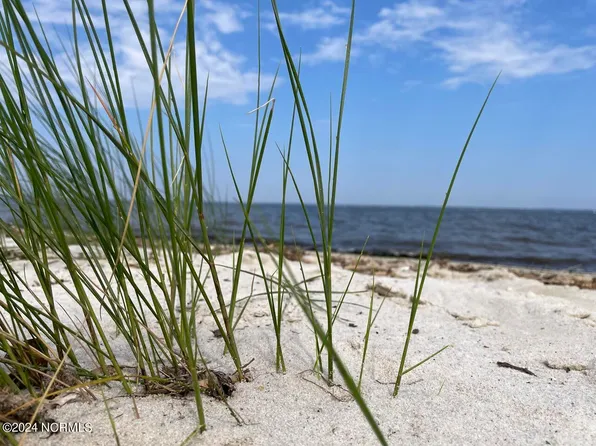 221 Garbacon Drive, Beaufort, NC 28516