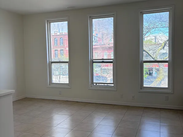 440 Spadina Ave #201, Toronto, ON M5T 2G8