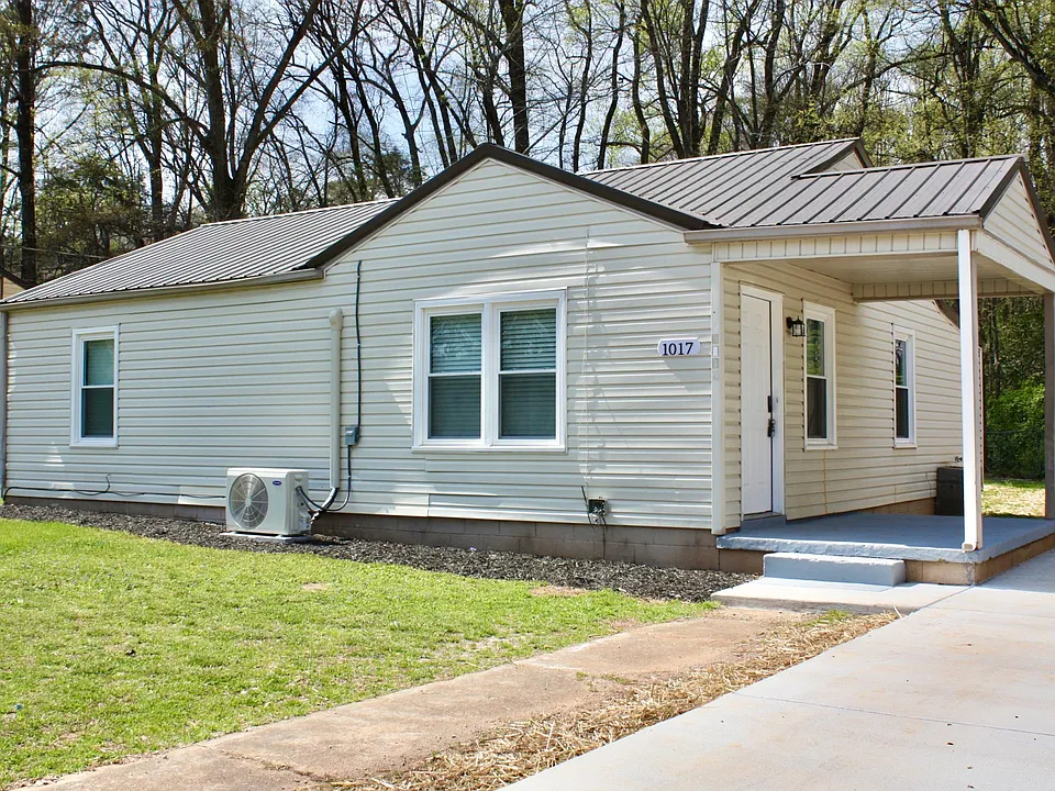 1017 Crestline Rd NW