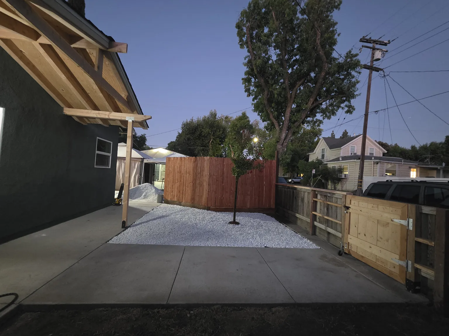 3 bed, 747 sqft, $1,975 — Photo 4