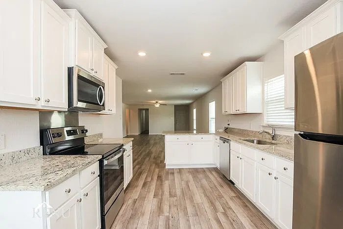 4 bed, 2.0 bath, 1794 sqft, $1,940 — Photo 3