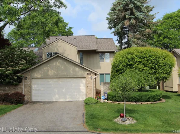 4027 Foxpointe Dr, West Bloomfield, MI 48323