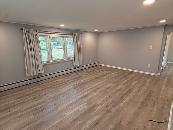 5th image of 22 Hunters Ln #1