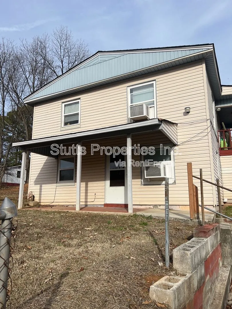 2 bed, 1.0 bath, 700 sqft, $695 — Photo 1
