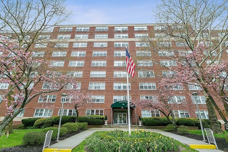 1st image of 926 Bloomfield Ave #6C