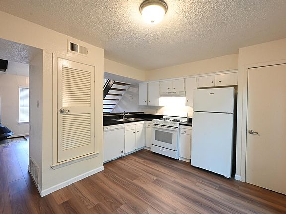 3rd image of 3454 Willowrun Dr APT C