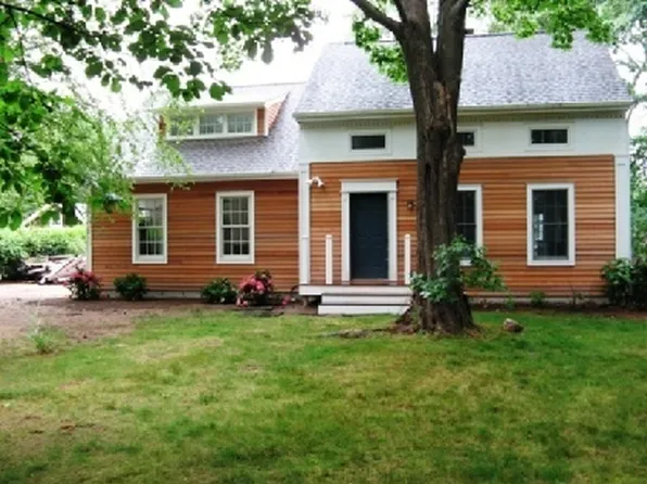 https://photos.zillowstatic.com/fp/a85675f0e447d55e7ba00ddbf7bbea3e-p_e.webp