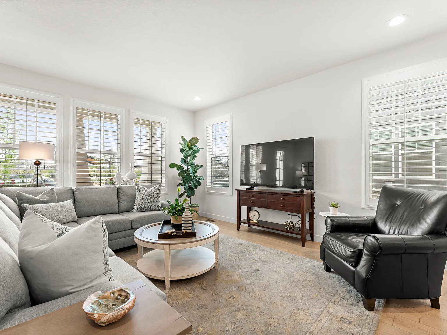 4 bed, 3.5 bath, 2513 sqft, $3,900 — Photo 4