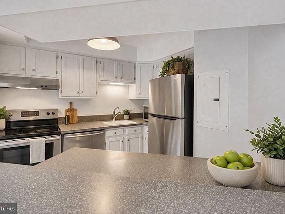 5th image of 1301 N Courthouse Rd APT 1007