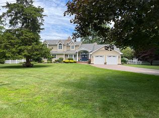 26 Cedar Ln, Setauket, NY 11733
