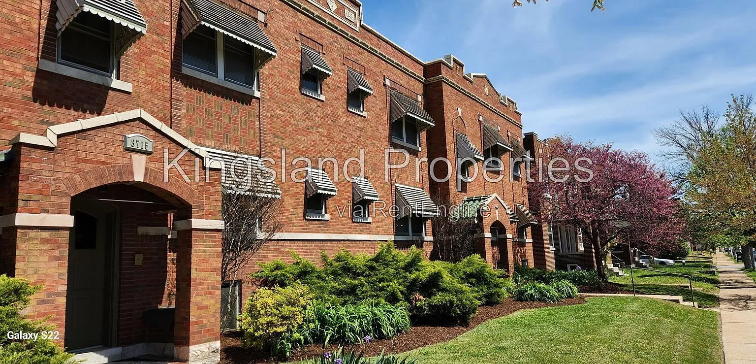 1 bed, 1.0 bath, 825 sqft, $895 — Photo 2