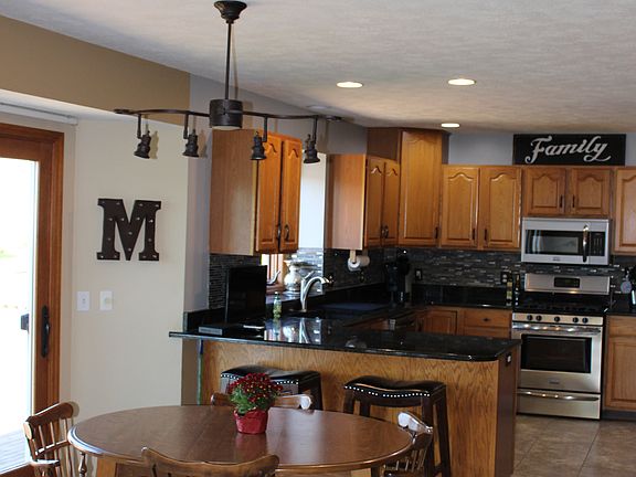 4th image of 9353 Bluff Ct