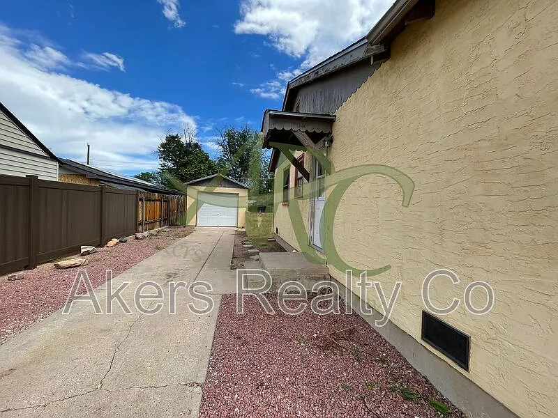 2 bed, 1.0 bath, 733 sqft, $1,095 — Photo 2
