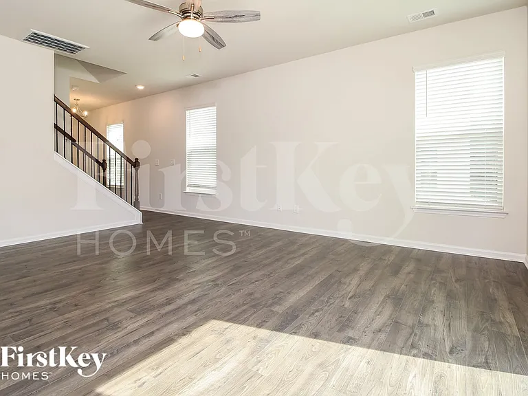 212 Ashborne Ln — Photo 2
