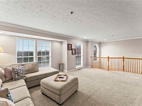 5th image of 932 Royal Ct